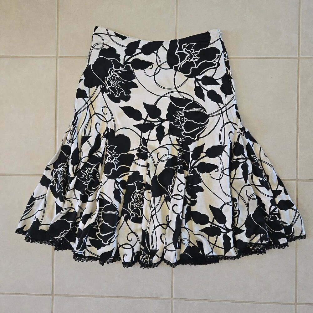White House Black Market 2 XS Flounce Skirt Floral 100% Silk Pleated Knee Length